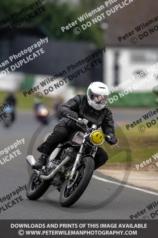 Vintage motorcycle club;eventdigitalimages;mallory park;mallory park trackday photographs;no limits trackdays;peter wileman photography;trackday digital images;trackday photos;vmcc festival 1000 bikes photographs